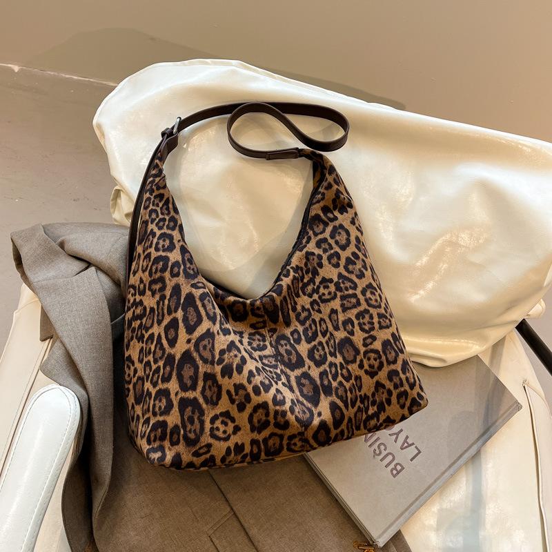 

2025 осень новая корейская большая сумка-тоут модная замшевая леопардовый принт для通勤 на работу на одно плечо под мышку красотка коричневый