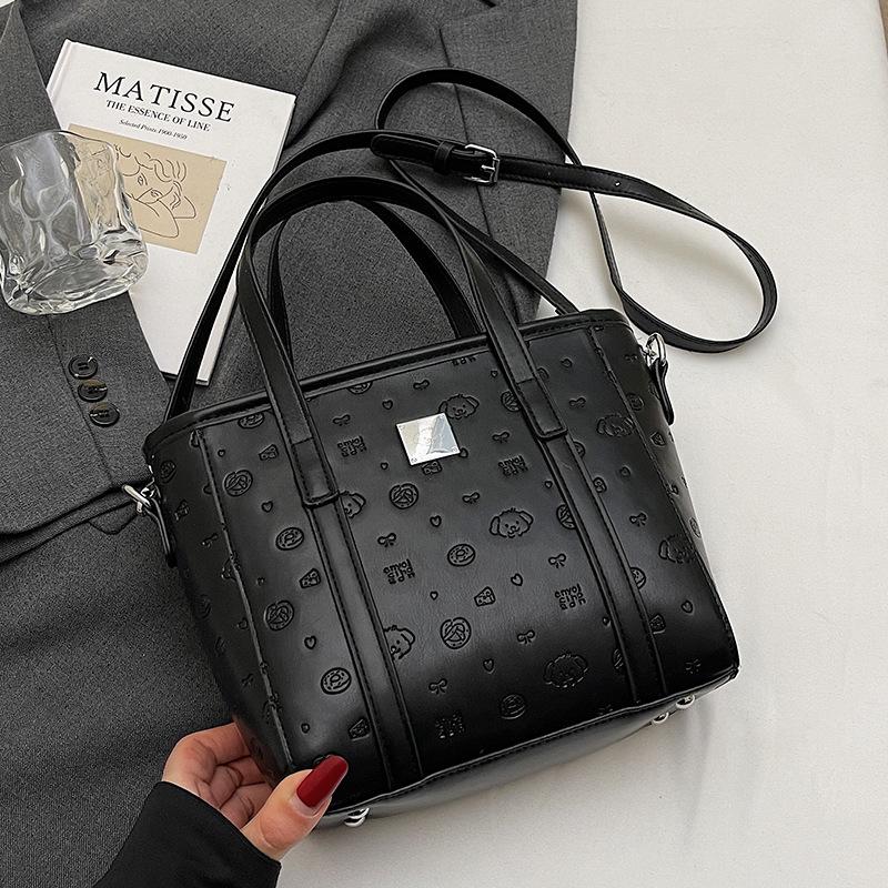 Spring and summer popular niche sweet and cute embossed portable bucket bag Korean version commuter casual versatile messenger bag bag woman