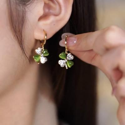 Orecchini di lusso di alta qualità con quadrifoglio verde, orecchini delicati e belli, orecchini con fibbia, tendenza alla moda di orecchini da donna con diamanti incastonati