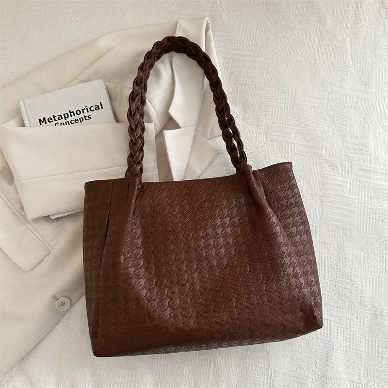 

Internet celebrity retro large capacity shoulder bag 2025 spring new popular fashion handbag trend versatile tote bag коричневый