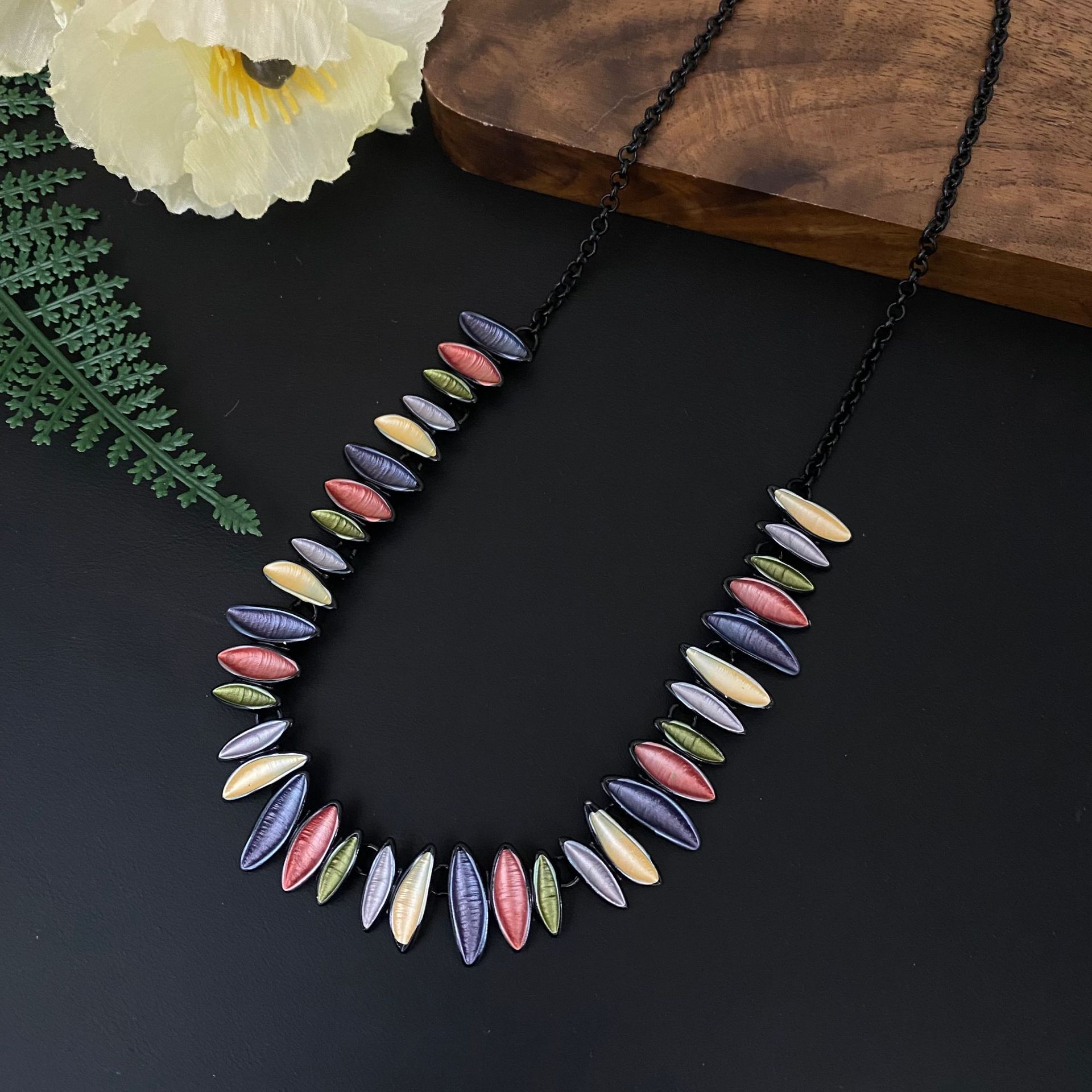 

Цветная расписная масляная геометрическая подвеска-лепесток, женская премиальная подвеска с цветком, пистолетного черного цвета