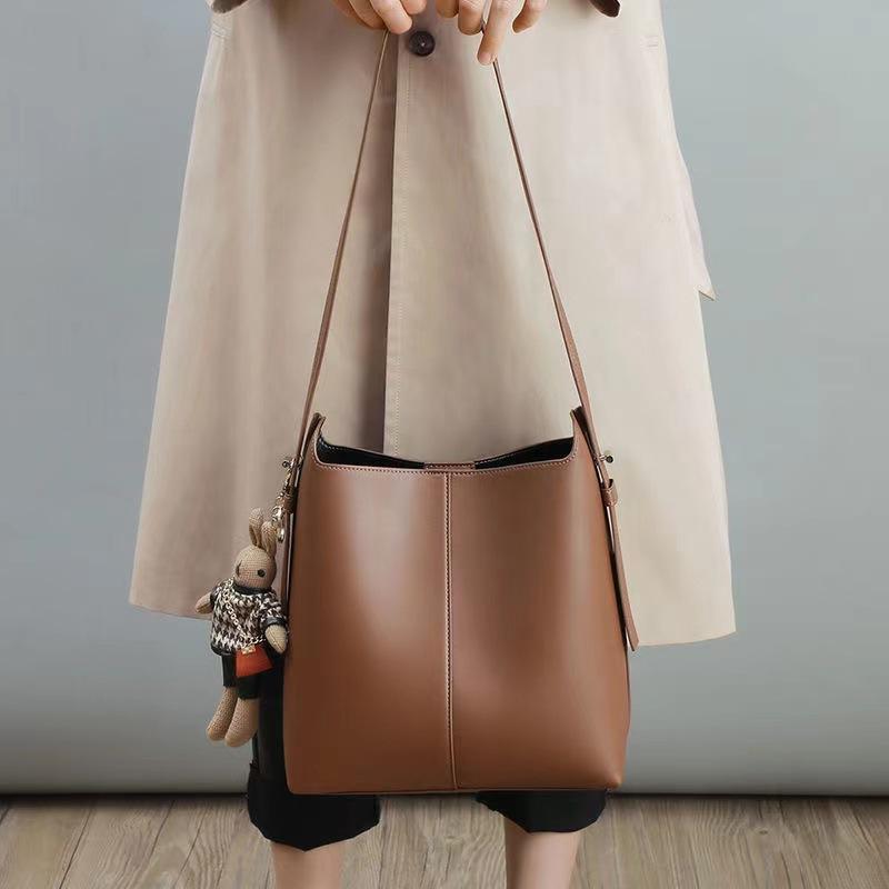 Luxurious Bucket Bag, Versatile Crossbody Bag for Women, Popular Internet Sensation, Large Capacity Casual Shoulder Bag with Bunny Accessory
