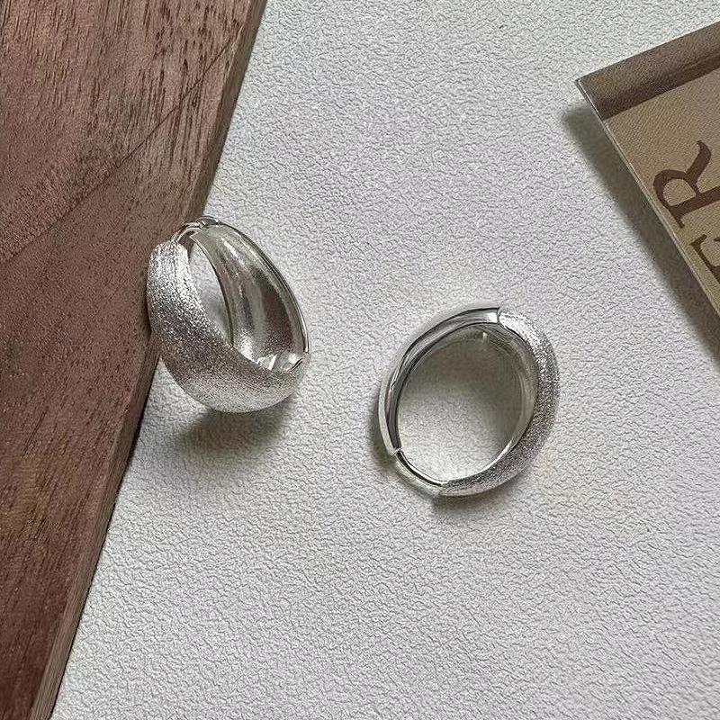 

Japanese and Korean Arc Brushed Smooth Ear Buckle High Fashion Simple Blogger Niche Design Ins