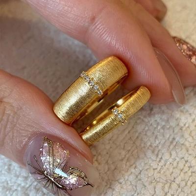 Leichter Luxus-Mode-Retro-gebürsteter Paar-Zirkonium-Diamantring, breiter und schmaler Nischendesign-Paarring, personalisierter einfacher Windring