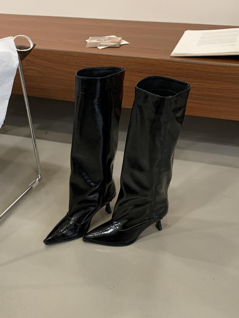 Graue Lackleder Stiefel mit spitzer Spitze, plissiert, weiblicher Hot-Style, feiner Absatz, hoher Schaft, aber kniehoher Absatz, Ritterstiefel