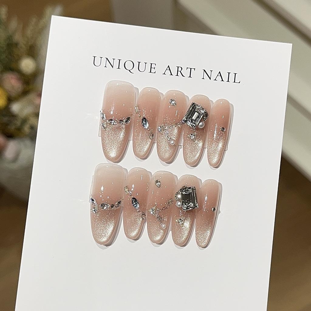 The Stars Ended with Gentle White and White Glittering Peach-colored Cat's Eyes Flashed with Small Diamond Pearls Wearing Armor