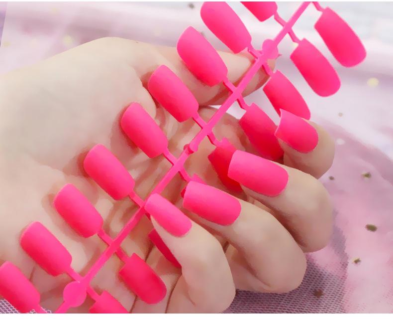 24 pezzi / set fai da te unghie rapide testa piatta lunga satinata opaca unghie finte strisce multicolori manicure con usura finita