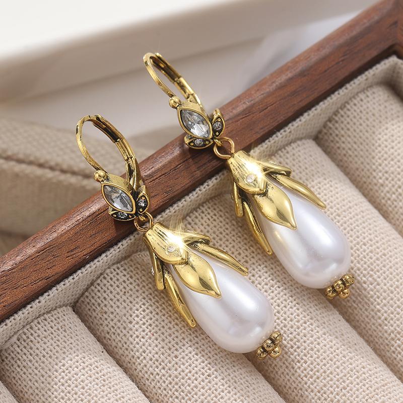 Women Vintage Golden Plated Flower Imitation Pearl Lily Pendant Earrings Inlaid Synthetic Zirconia Dangle Earrings Jewelry Craft
