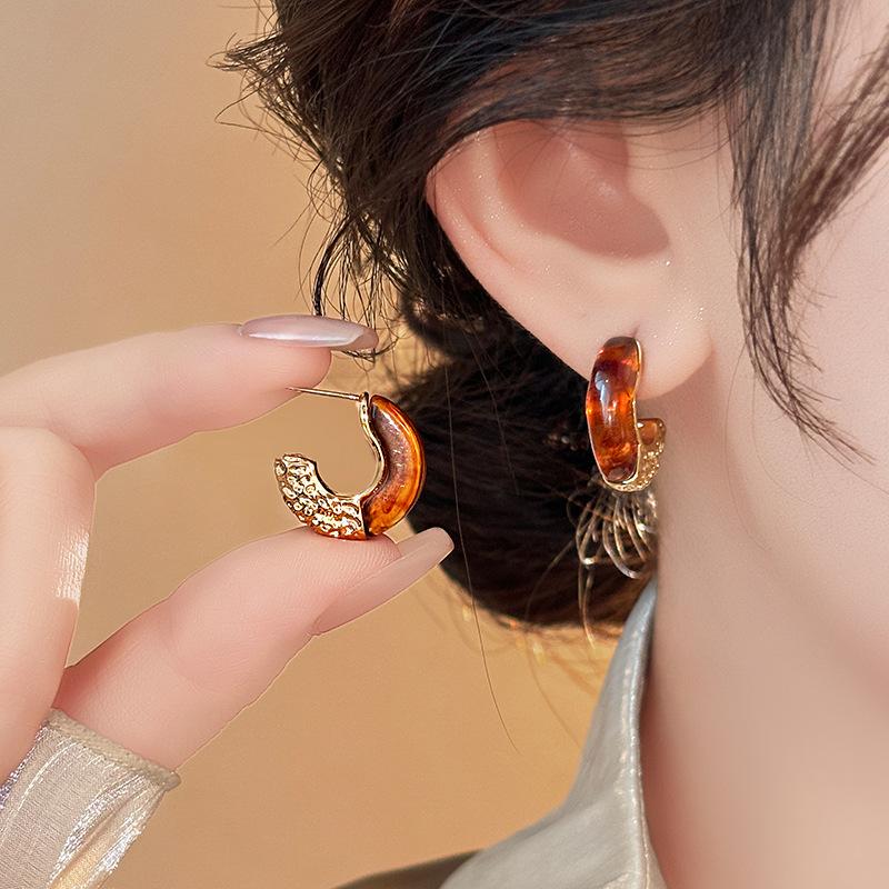 Resin minimalist C-shaped earrings women's fashion versatile stud earrings light luxury high-end ins earrings