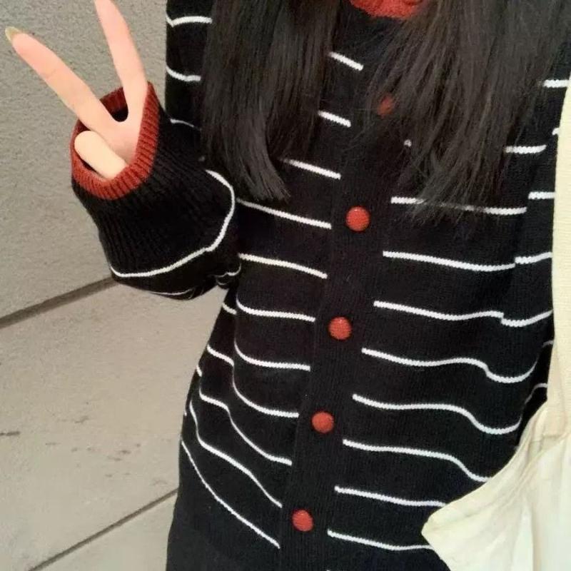 A New Autumn Fashion Round-neck and Versatile Sweater Coat for Women with Contrasting Color Stripes Long-sleeved Knitted Cardigan