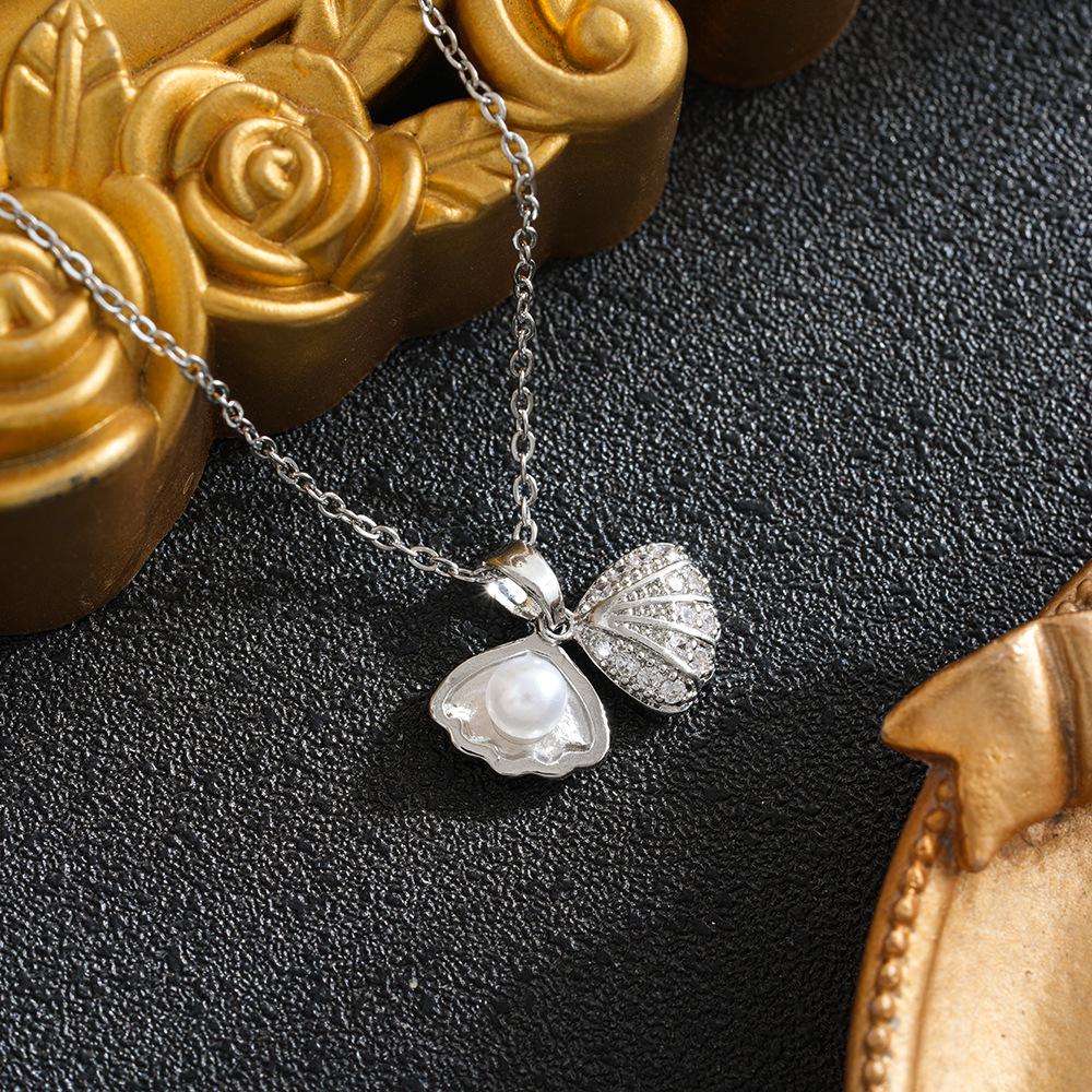 Inlaid Diamond Shell Titanium Steel Women's Necklace: Stylish, Versatile, Luxury Choker with Niche Design