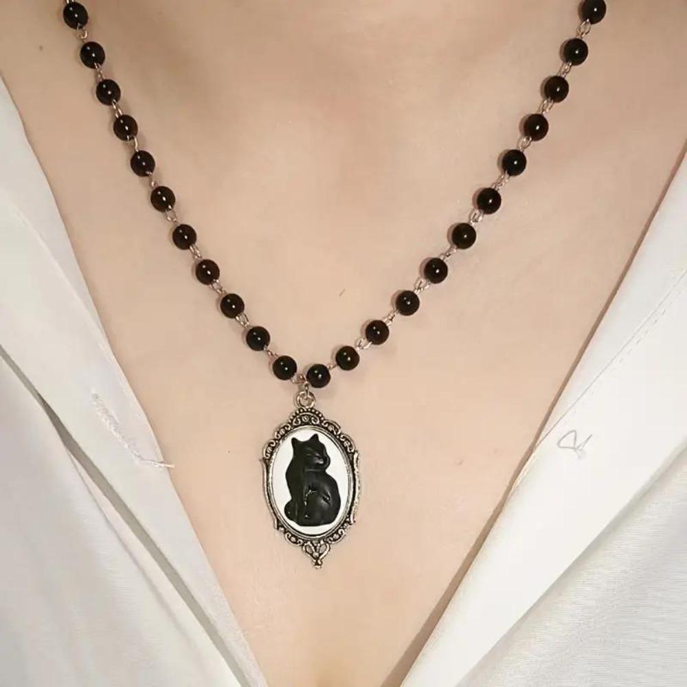 Retro Black Cat Relief Oval Pendant Black Bead Chain Necklace for Women Halloween Party Mysterious Witch Jewelry Accessory Gifts