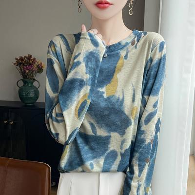 Leichtes Langarm-T-Shirt für den frühen Frühling mit Rundhalsausschnitt, Print-Design, Schlankmachender Effekt, Vielseitiges Oberteil. Leichtes gestricktes Baselayer-Shirt.