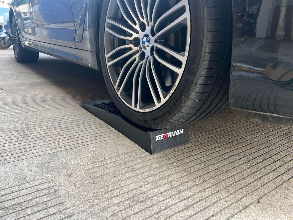 Portable Anti-Slip Rubber Ramp for Vehicle Lift & Oil Changes
