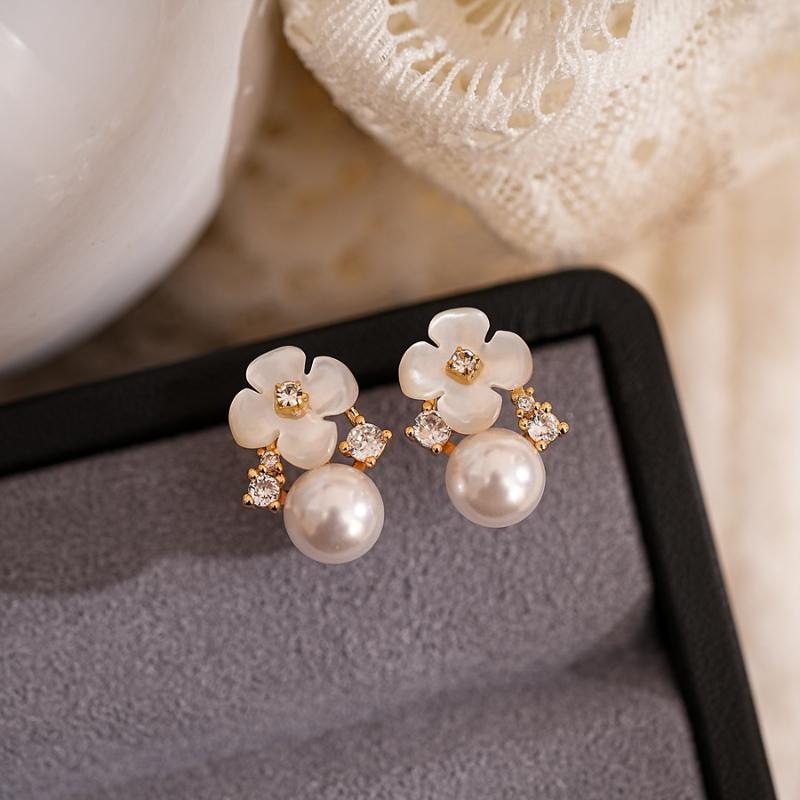 Exquisite White Flower Stud Earrings For Women Small Imitation Pearl Earrings Wedding Party Elegant Jewelry Gift