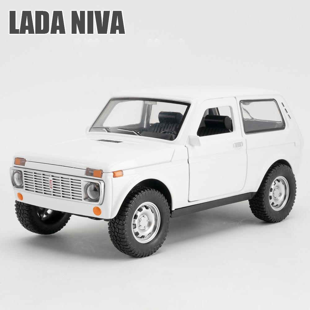 

1/18 LADA NIVA Классическая модель автомобиля из литого металла Игрушечные транспортные средства Моделирование модели автомобиля Звук и свет Коллекция Детский подарок белый