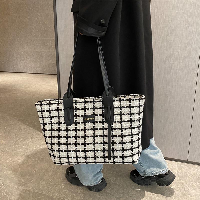 Large capacity bag 2025 new plaid bag women's bag fashionable and simple shoulder bag retro casual portable tote bag