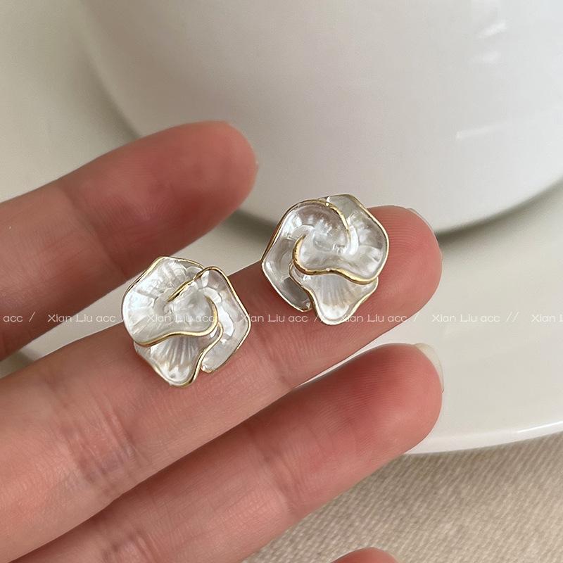 

Design sense camellia earrings new popular temperament earrings women s light luxury high-end sense unique earrings