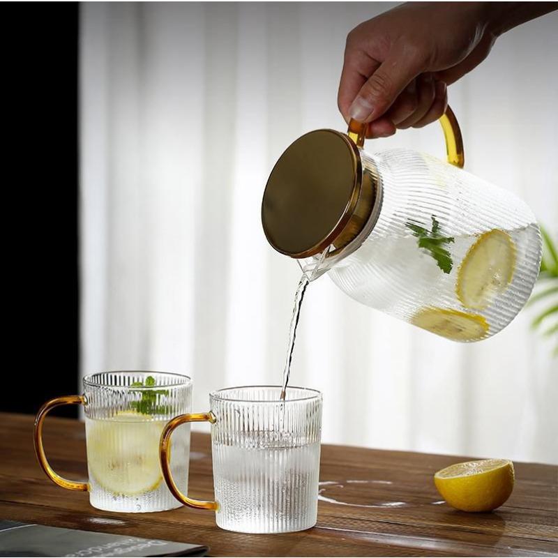 Europäische Vertikale Muster Glas Kaltwasserflasche Haushalt Transparentes Glas Große Kapazität Saft Getränkekrug Goldener Deckel Kühl Weiß Offener Eingesteckter Krug