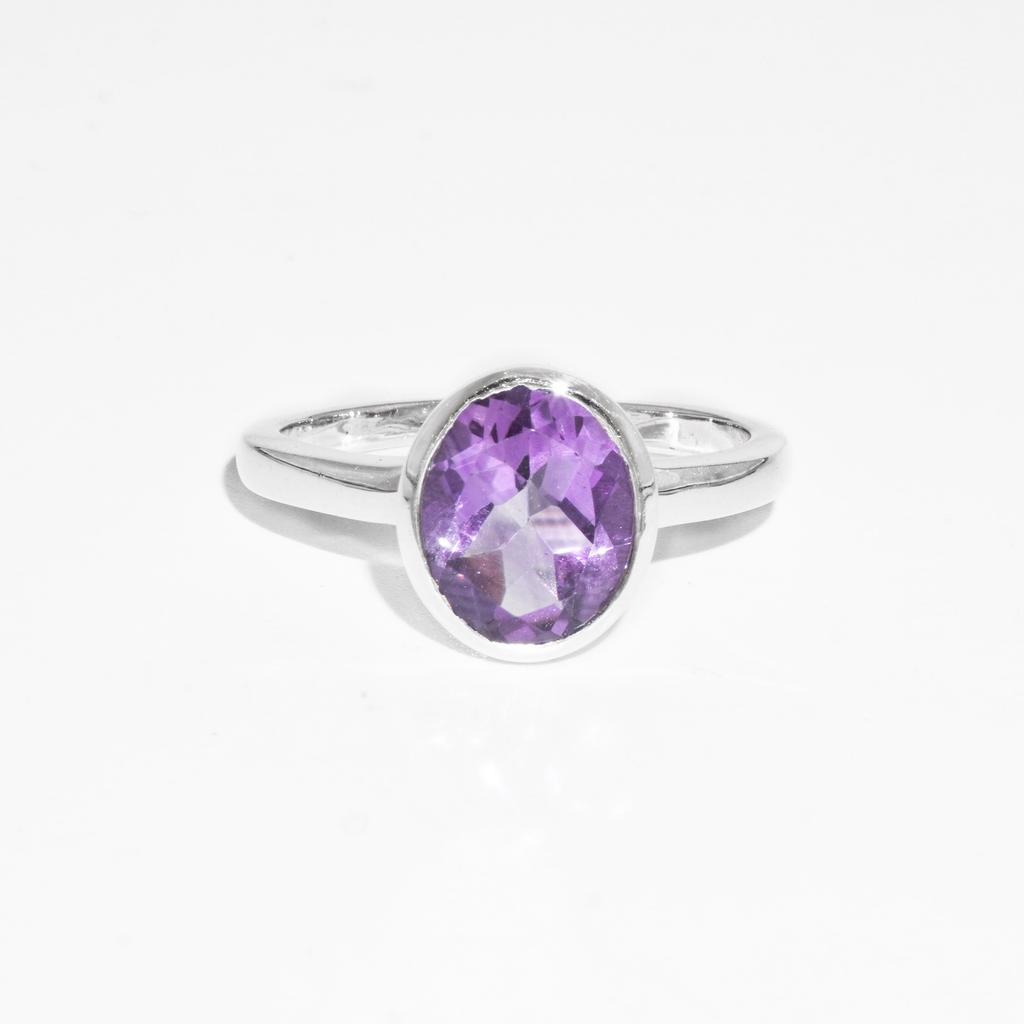 Anello Minimalista Ovale in Ametista: Gemma in Argento Sterling 925