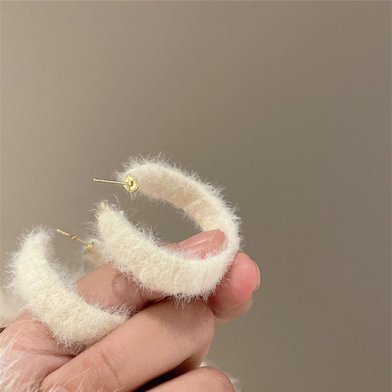 Cercei de pluș în formă de C pentru femei - Design de nișă, Temperament dulce, Rotunzi mari versatili pentru toamnă și iarnă