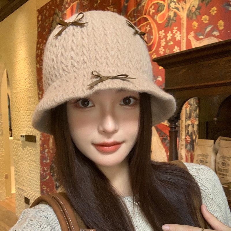 Stylowy jesienno-zimowy dzianinowy kapelusz bucket z szerokim rondem dla kobiet - odporny na zimno i korzystnie podkreślający twarz