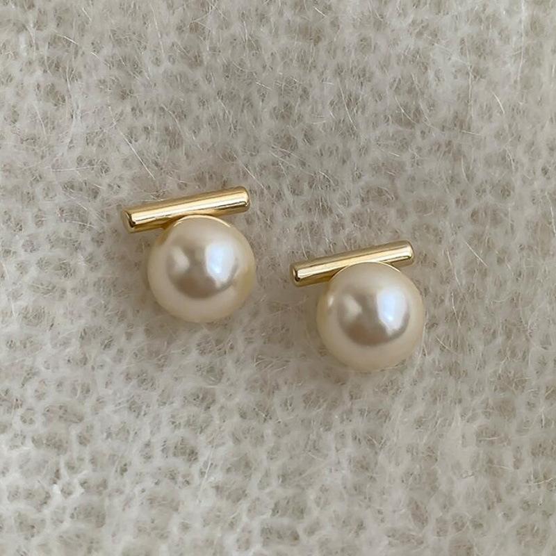 

Female Retro Temperament Niche Earrings