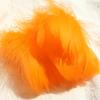 100 Stück 5-8 cm kleine flauschige Gänsefedern, farbig gefärbte Schwanenfedern für DIY Karnevalsparty-Dekoration, Bastelzubehör