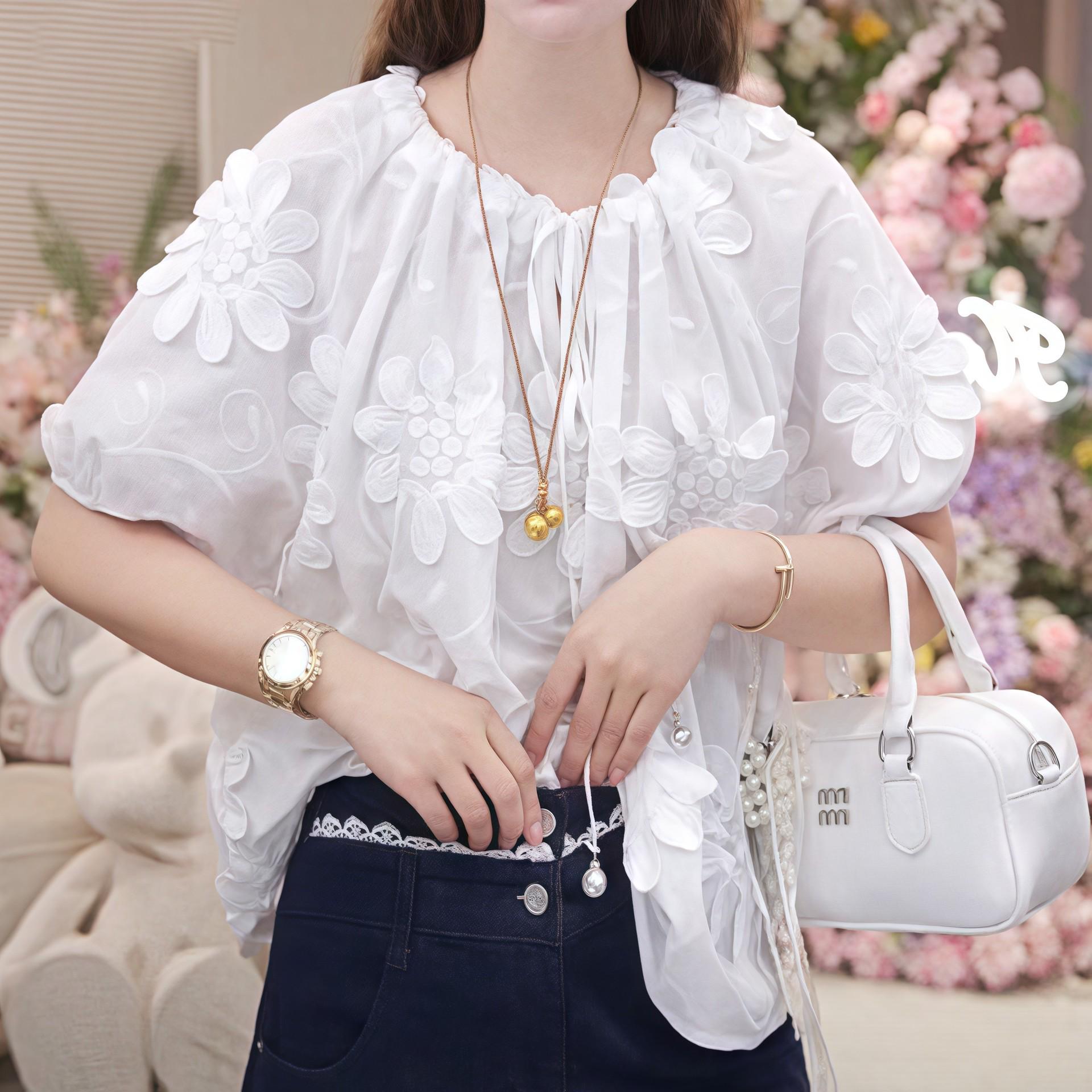 

Женский белый топ с коротким рукавом, круглым вырезом и объемным цветочным декором - Летняя мода 2025 Extra Large белый