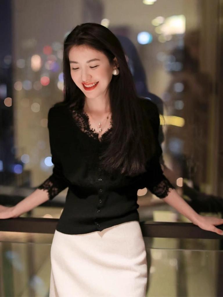 Spring 2025 Lace-Trimmed V-Neck Slim Knit Top for Women - Single-Breasted Sweater Shirt