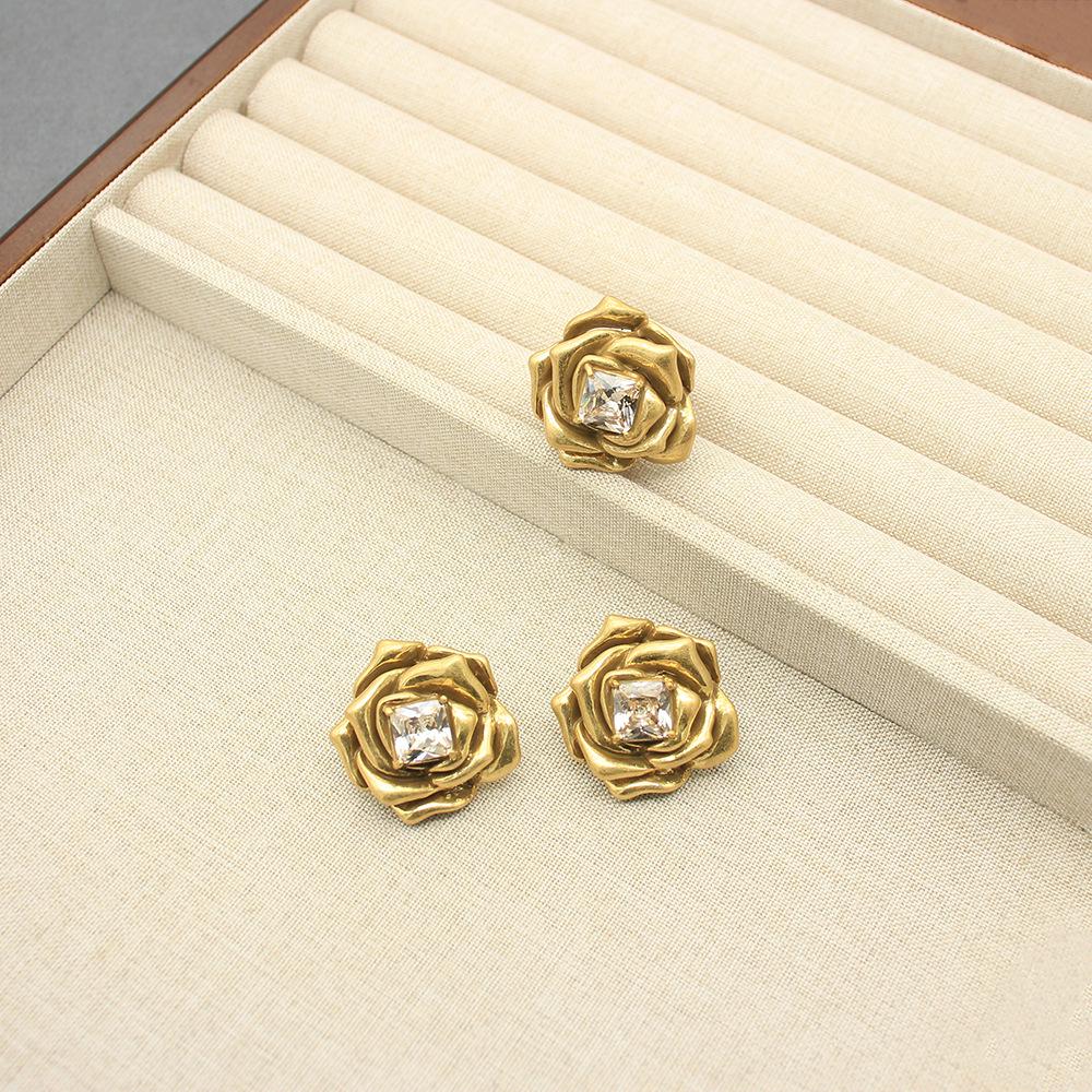 Vintage Women's Multi-layer Rose Pendant Necklace with Square Diamonds