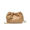 Handgewebte Wolken-Tasche Minimalistische Umhängetasche mit Metallkette Modisches Nischen-Design Exquisite Crossbody-Tasche für Damen