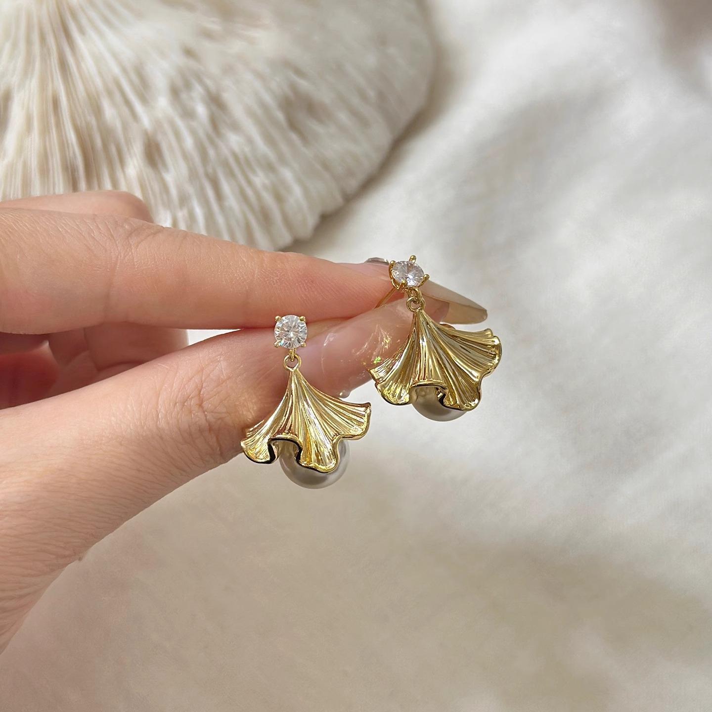 Fan-Shaped Ginkgo Leaf Tassel Pearl Earrings for Women - Fresh & Luxurious Winter Fashion 2025-2026. золотой