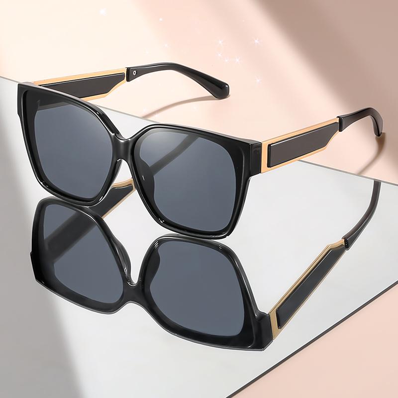 The large-framed high-end metal-leg classic and simple sunglasses are suitable for daily wear and street style decoration