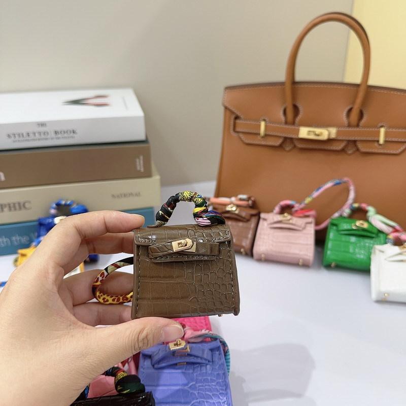 Mini Kelly bag pendant, crocodile pattern leather, cute miniature bag pendant, high-end car keychain, car pendant.