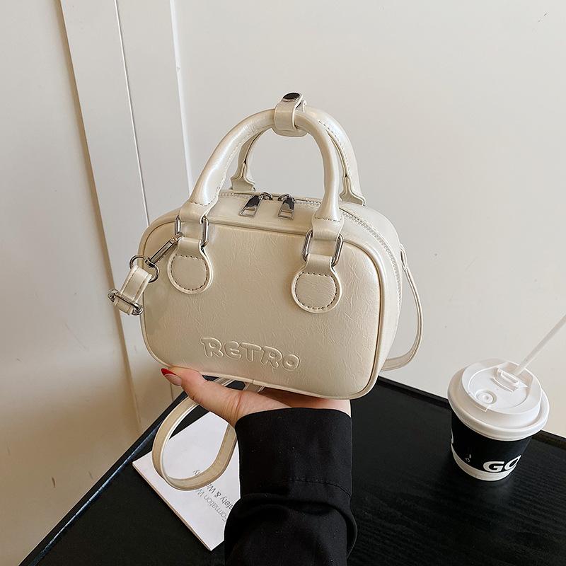 

Solid color handbag women s 2025 new trendy fashion temperament shoulder bag trendy messenger small square bag білий