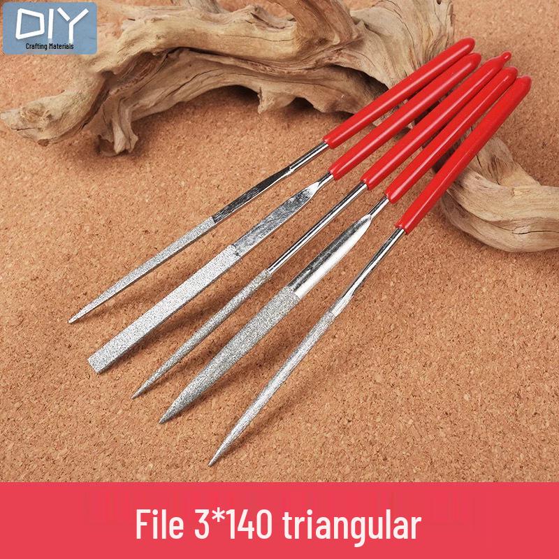 

Набор инструментов для эпоксидной смолы «Сделай сам» с перчатками, мерными стаканчиками, весами, пинцетом, пипеткой, наждачной бумагой, полиролью и пробойником.