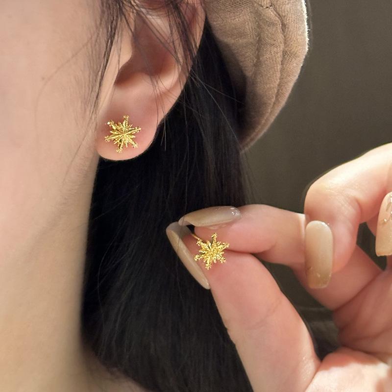 Classic and exquisite small snowflake earings stud glossy shining Six pointed star earrings for women party  gifts золотой