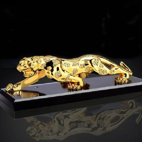 Realistický luxusní zlatý leopard | Jaguarová ozdoba s kamennými detaily | Dekorativní figurka na palubní desku auta