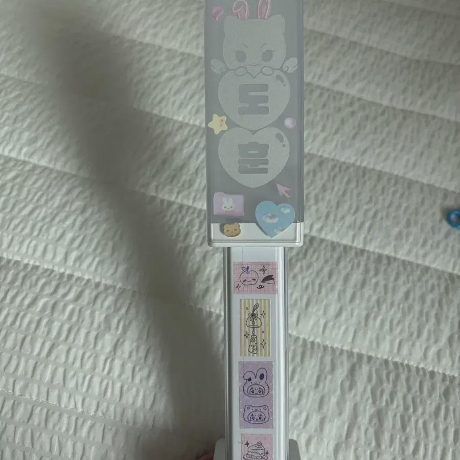 

Я также дам вам тур-лайтстик, капсулу удачи Do-hoon Si Zone и другие товары Bigong!