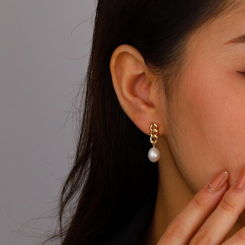 Delicate Freshwater Pearls Charm Metal Earrings for Women Exquisite Fashion Metal Texture Geometric Earrings Gift