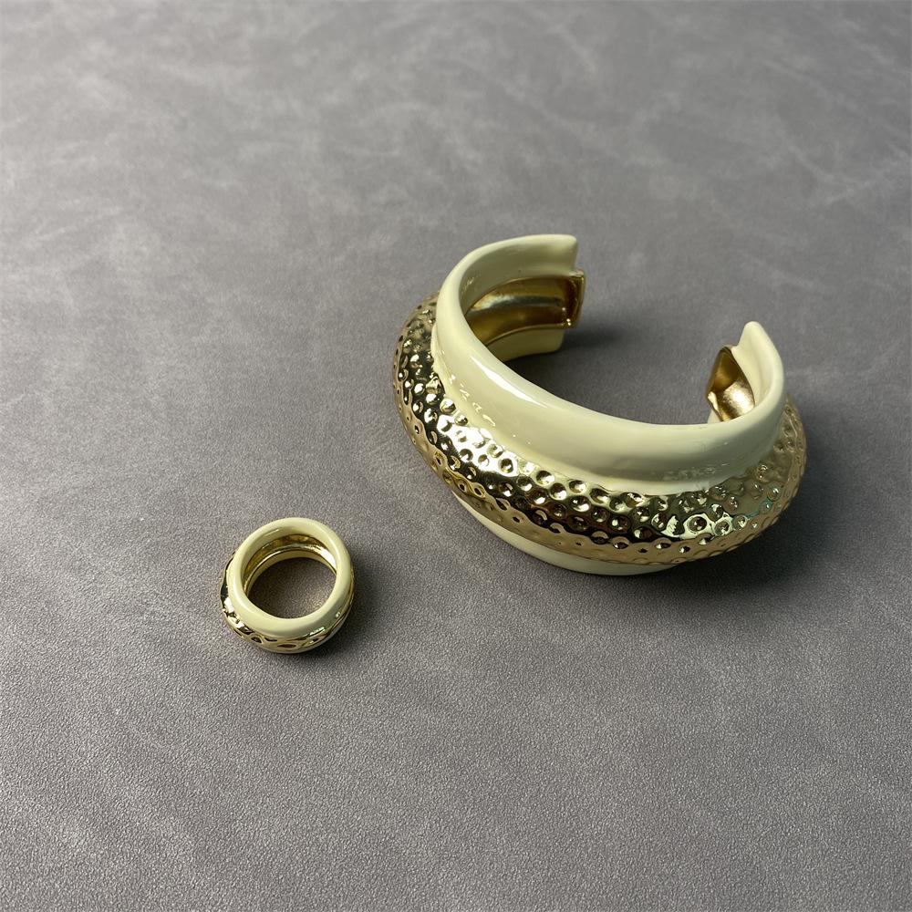 Mao Xiaotong Französisches Design Emaille-Ring & Aurelie Bidermann Schwarz/Weiß Breites Armband
