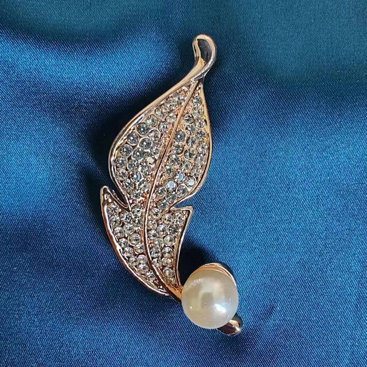 Брошь в стиле барокко в стиле ретро: Элегантная высококлассная бутоньерка и ювелирное украшение