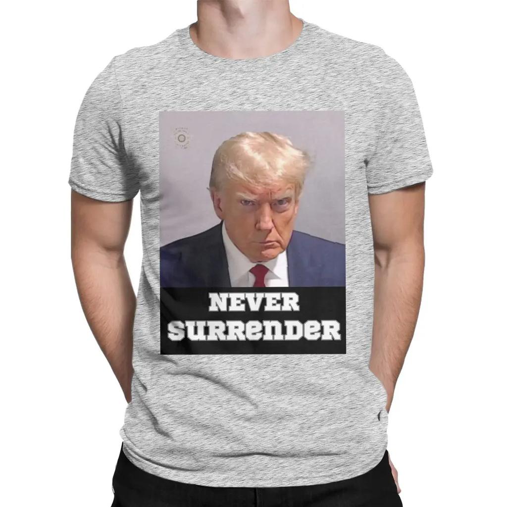 Trump Mugshot Never Surrender T-Shirt Uomo Cotone Unica Maglietta Girocollo Donald Tee Manica Corta Abbigliamento Taglia Grande