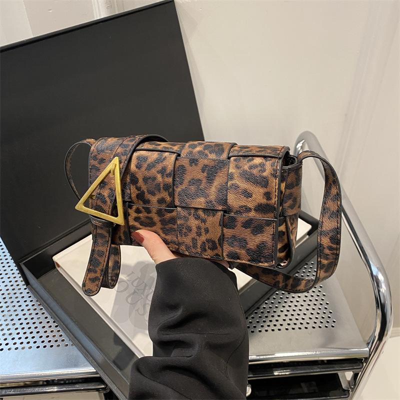 

Autumn and winter leopard print small bag 2025 new light luxury fashion woven bag texture niche messenger mini square bag