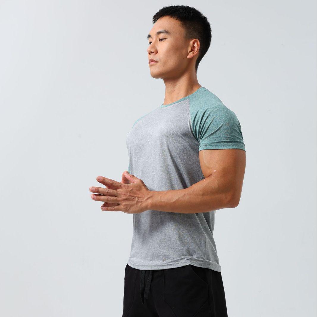 

Мужская облегающая спортивная футболка с коротким рукавом и контрастной строчкой M