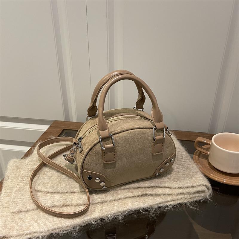 

This year, foreign style small bags are popular, retro and fashionable new shoulder messenger bags, high-end portable retro bowling bags. хаки