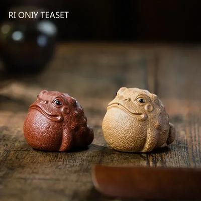 Pet da tè in argilla viola Yixing cinese, ornamento rospo dorato portafortuna, figurine animali da tè, artigianato, scultura fatta a mano, decorazione per set da tè