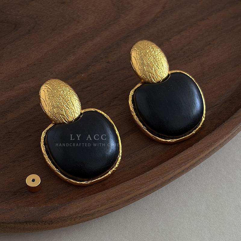 Vintage Ebony Splicing Hammer Pattern Metal Earrings Art Niche High-end Sense Retro Temperament Commuting Versatile Earrings