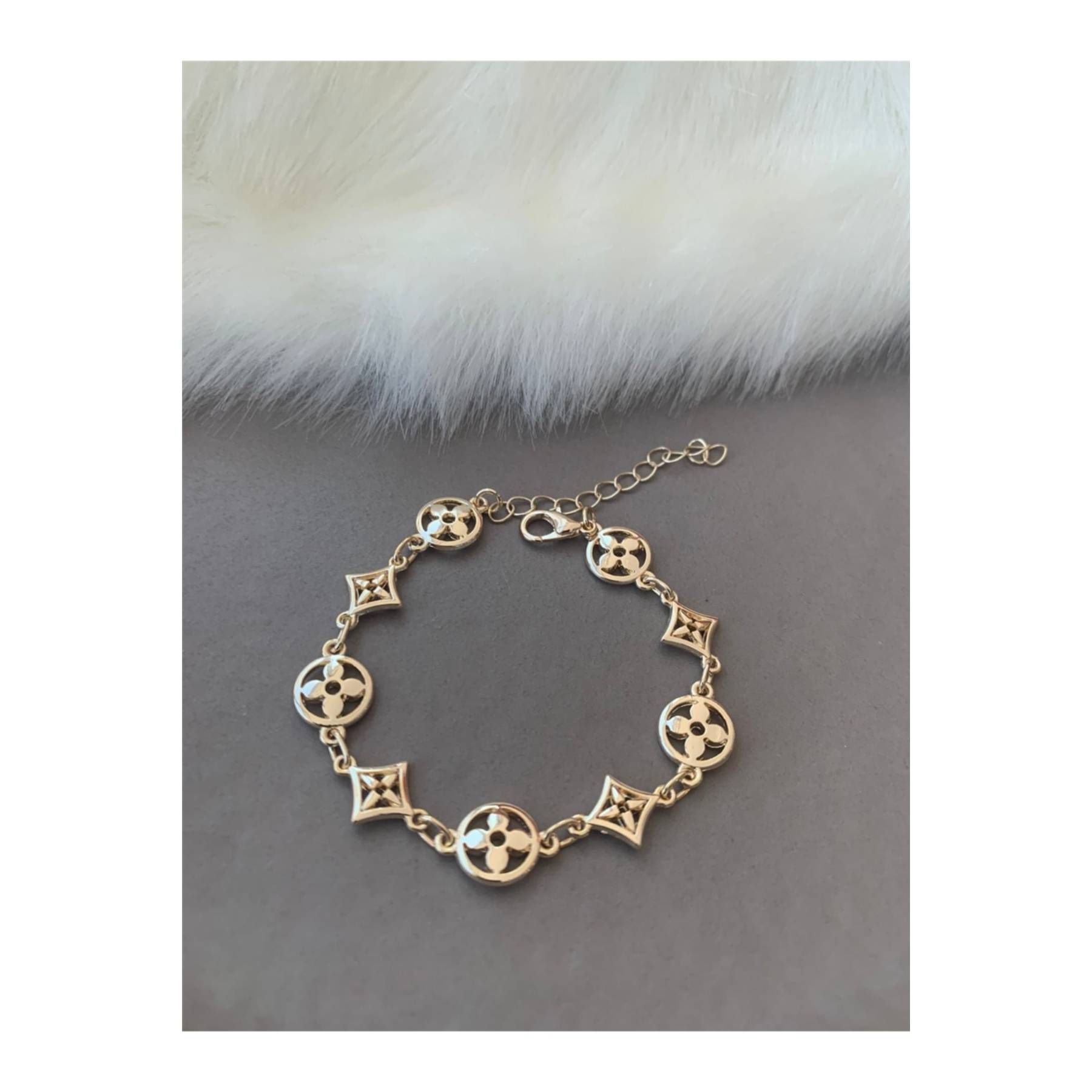 

Clover Pattern Bracelet